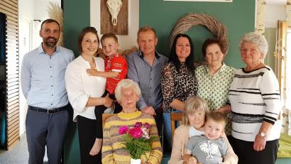 Bild: Peter Garreiss
Mathilde Hammerl (vorne links) feierte ihren 95. Geburtstag mit Tochter Monika im Kreise ihrer Familie, Schwester und Verwandten. Auch Bürgermeister Armin Bulenda (links) überbrachte der Jubilarin Glück- und Segenswünsche.