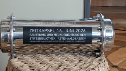 Bild: Paul Zrenner
Die Zeitkapsel enthält die aktuelle Tageszeitung, Bargeld, verschiedene Medaillen und eine Urkunde.
