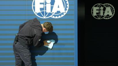Bild: Eugene Hoshiko/AP/dpa
Die Sportrichter des Weltverbands Fia müssen erneut über das Rennergebnis von Monaco entscheiden. (Archivbild)