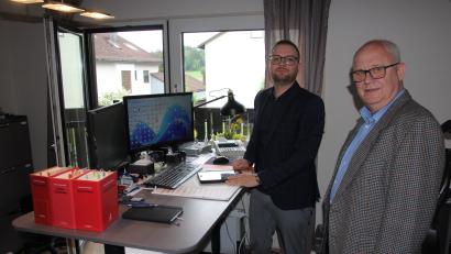 Bild: Konrad Rosner
Daniel Ulrich und sein Patenonkel Reinhard Ernstberger im Büro in Konnersreuth.