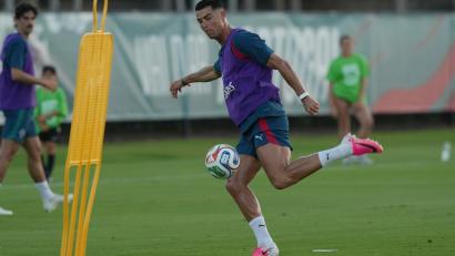 Bild: Marta Lavandier/AP/dpa
Training der Portugiesen in ihrem WM-Quartier in Palm Beach Garden. Auch Superstar Cristiano Ronaldo trägt das Armband zum Gedenken an seinen tödlich verunglückten Teamkollegen Diogo Jota am rechten Unterarm.