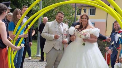 Bild: Claudia Böhm
Durch ein langes Ehrenspalier schritten Johanna und Markus Böhm nach ihrer Trauung.