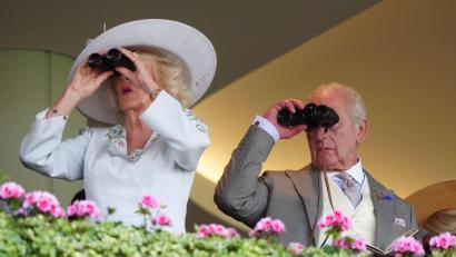 Bild: David Davies/PA Wire/dpa
Alles im Blick: Königin Camilla und König Charles III. verfolgen die Rennen auf der Royal Ascot auf der Pferderennbahn.