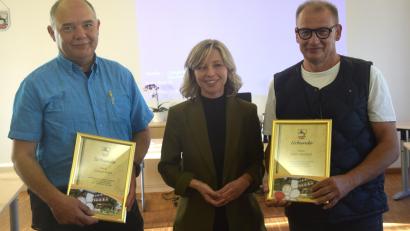 Bild: Ernst Frischholz
Ausgeschieden aus dem Gemeinderat sind Gerhard Wührl (links) und Markus Burkhard (rechts). Beide wurden von Bürgermeisterin Michaela Treml verabschiedet.