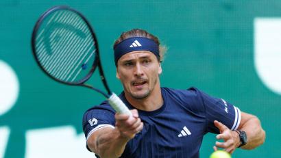 Bild: Friso Gentsch/dpa
Alexander Zverev ist beim Rasenturnier in Halle ins Achtelfinale eingezogen.