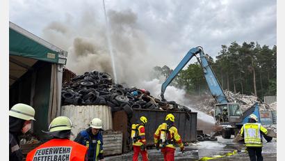 Bild: Daniel Löb/dpa
Zahlreiche Feuerwehrleute waren mit den Löscharbeiten beschäftigt.