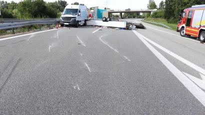 Bild: Autobahnpolizeistation Schwandorf
Ein Fahrstreifenwechsel auf der A 93 bei Schwarzenfeld führte zu einem Unfall mit zwei beschädigten Fahrzeugen.