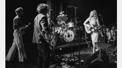 Bild: Charlotte Krusche
CATT & Band treten im Innenhof der Regionalbibliothek Weiden auf.