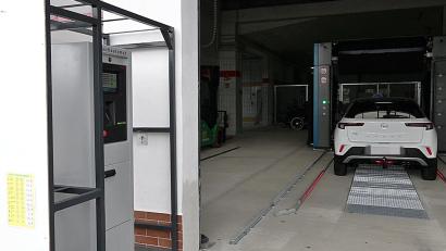 Bild: Jürgen Masching
Die neue Waschanlage steht seit einigen Tagen in der Neuhauser Straße.