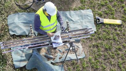 Bild: Wolfgang Geyer
Mitarbeiter von Buchholz und Partner verpacken Bodenproben in Plastiktüten. Die Experten werden in den kommenden Wochen die Trasse zwischen Weiden und Schirmitz unter die Lupe nehmen.