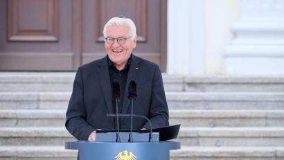 Bild: Annette Riedl/dpa
Der Bundespräsident sichtlich gut gelaunt bei einer Kunst-Veranstaltung in Berlin. Mal sehen, wie seine Laune sein wird bei der Gamescom im August.