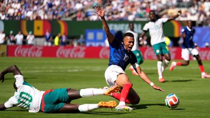 Bild: Frank Franklin II/AP/dpa
Gefoult im Vollsprint, aber kein Elfer: Kylian Mbappé.