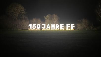 Bild: sbö
Die Werbung der Iffelsdorfer Feuerwehr auf dem Eixlberg ist kilometerweit zu erkennen, vor allem nachts.