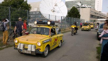 Archivbild: Michael Heitmann/dpa
Die öffentlich-rechtlichen Radio- und Fernsehanstalten sollen künftig direkt aus dem staatlichen Haushalt finanziert werden. Kritiker sehen darin einen „Frontalangriff“ auf deren Unabhängigkeit von politischer Beeinflussung.