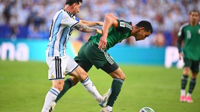 Bild: Tom Weller/dpa
Umstrittene Szene: Lionel Messi foult seinen Gegenspieler.