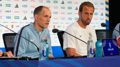 Bild: Tony Gutierrez/AP/dpa
Thomas Tuchel (l) und Harry Kane sprechen vor Englands WM-Start gegen Kroatien.