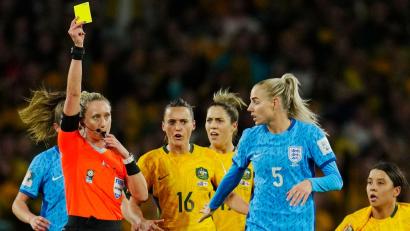 Bild: Abbie Parr/AP/dpa
Tori Penso (l) leitete das Spiel von Tschechien gegen Südafrika. (Archivbild)