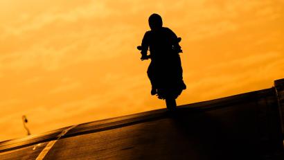 Bild: Julian Stratenschulte/dpa
Ein verurteilter Mörder ist bei einem begleiteten Freigang mit einem Motorrad geflohen. (Symbolbild)