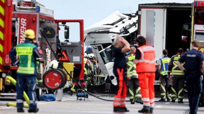Bild: Karl-Josef Hildenbrand/dpa
Zahlreiche Kräfte von Polizei, Feuerwehr und Rettungsdienst waren nach dem Unfall im Einsatz.