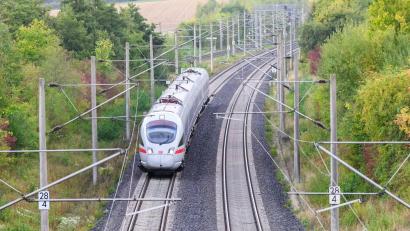 Symbolbild: Julian Stratenschulte/dpa
Die DB InfraGO hat den Bahnhof Kirchenlaibach barrierefrei ausgebaut.