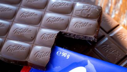 Bild: Sina Schuldt/dpa
Der Hersteller der Milka-Tafel will ein Urteil nicht akzeptieren. (Symbolbild)