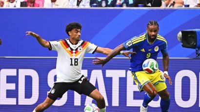Bild: Tom Weller/dpa
Senkrechtsstarter aus der Oberpfalz: Nathaniel Brown (links) im WM-Spiel gegen Curaçao.