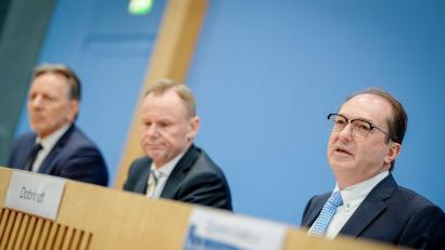 Bild: Kay Nietfeld/dpa
Vorsitzender der Innenministerkonferenz von Bund und Ländern ist aktuell Hamburgs Innensenator, Andy Grote (M). (Archivbild)