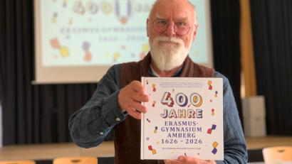 Bild: roa
Das Erasmus-Gymnasium in Amberg wurde 1626 gegründet und feiert heuer 400-Jähriges. Bei einer Pressekonferenz in der Aula der Schule wurden das Festprogramm und die neue Schulchronik vorgestellt.