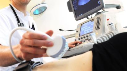 Bild: Angelika Warmuth/dpa
Für bestimmte Ultraschall-Untersuchungen müssen Patienten selbst zahlen. (Archivbild)