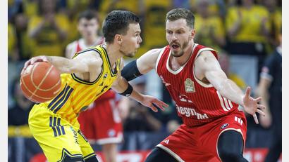 Bild: Andreas Gora/dpa
Alba-Spielmacher Martin Hermannsson im Duell mit Bayern-Scharfschütze Andreas Obst.