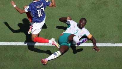 Bild: Pamela Smith/AP/dpa
Kalidou Koulibaly (r.) und Senegal verloren gegen Frankreich.