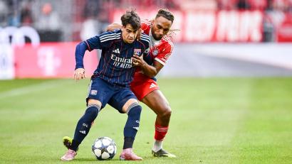 Bild: Harry Langer/dpa
Lyons Afonso Moreira im Zweikampf mit Bayern Münchens Sascha Boey in einem Testspiel im vergangenen August.