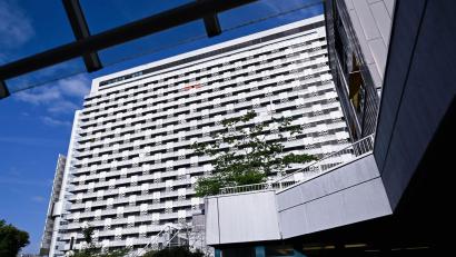 Bild: Sven Hoppe/dpa
Die Fassade des 1969 fertig gestellten Arabellahauses wird ab 2030 komplett erneuert. Eine 200 Meter lange Außenrolltreppe soll Besucher künftig auf die Dachterrasse befördern.