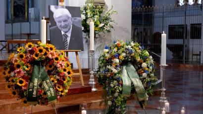 Bild: Sven Hoppe/dpa
Vertreter aus Politik, Kirche und Wissenschaft haben in der Münchner Frauenkirche Abschied von Hans Maier genommen. Der CSU-Politiker war am 8. Juni im Alter von 94 Jahren gestorben.