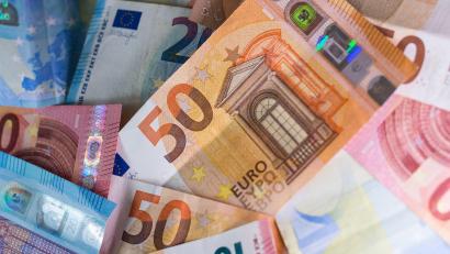 Symbolbild: Monika Skolimowska/dpa
Bürgermeister Karlheinz Schultes verkündet gute Nachrichten: Neustadt am Kulm erhält Geld vom Bund.