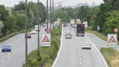 Bild: Daniel Löb/dpa
Auf dem Frankenschnellweg staut sich regelmäßig der Verkehr. Die Stadt will das ändern. Gegner halten die Pläne aber für zu kurz gegriffen.