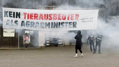 Bild: ---/dpa
Die Gruppe „Animal Rebellion“ hatte nach eigenen Angaben im vergangenen März mit der Aktion gegen eine mögliche Ernennung Felßners zum Bundesagrarminister protestiert. (Archivbild)