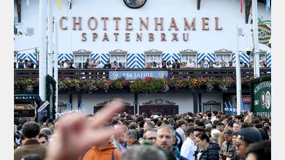Bild: Felix Hörhager/dpa
Kann das traditionelle Anzapf-Zelt Schottenhamel rechtzeitig aufgebaut werden? (Archivbild)