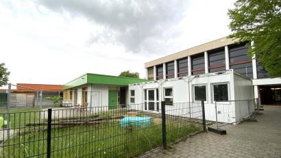 Bild: Claudia Völkl
Nicht schön, aber zweckmäßig: Der Container für die altersgemischte Gruppe des Kindergartens "Moritz" in Schmidgaden. Soll er verkleidet werden? 20.000 Euro will der Gemeinderat dafür aber nicht in die Hand nehmen. Ein kostengünstigerer Vorschlag ist gefragt.