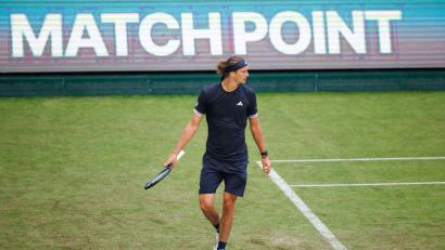 Bild: Friso Gentsch/dpa
In Halle nur noch im Einzel dabei: Alexander Zverev.