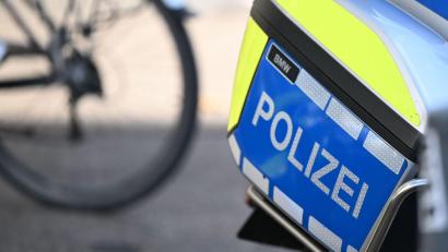 Bild: Bernd Weißbrod/dpa
Der Fahrradfahrer stirbt an seinen Verletzungen - jetzt ermittelt die Polizei. (Symbolbild)