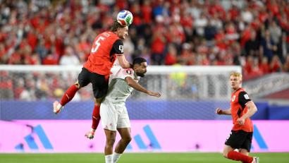 Bild: Eakin Howard/AP/dpa
Stefan Posch (5) hat sich gegen Jordanien wehgetan.
