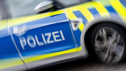Bild: Hendrik Schmidt/dpa
Zwei Polizisten wurden bei dem Unfall schwer verletzt. (Symbolbild)