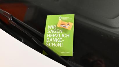 Bild: Nadine Meier ZV KVS Oberpfalz 
Der Zweckverband Kommunale Verkehrssicherheit Oberpfalz verteilt Dankeschön-Karten an Autofahrer, die korrekt parken.