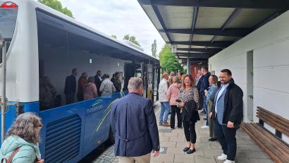 Bild: Magdalena Becher
Bei der Jungfernfahrt der neuen grenzüberschreitenden Buslinie am ZOB in Tirschenreuth war auch der stellvertretende Landrat des Landkreises Tirschenreuth, Matthias Grundler (rechts vorne), dabei.