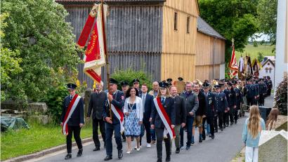 Bild: Xaver Klaußner
Der Festzug mit zahlreichen Fahnenabordnungen führte die Teilnehmer über den sanierten oberen Dorfbereich.