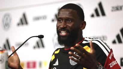 Bild: Christian Charisius/dpa
Antonio Rüdiger spricht sich für Gelassenheit im Umgang mit dem Gebet von Kollege Felix Nmecha aus.