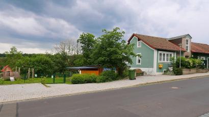 Bild: Bernhard Schultes
Fortgesetzt wird in Friedenfels die Sanierung und Eingliederung des alten Rathauses (rechts im Bild) in das Kinderhaus. In der jüngsten Gemeinderatssitzung stimmte das Gremium mit 7:5 und entschied sich gegen einen Neubau.
