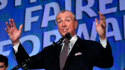 Bild: Noah K. Murray/AP/dpa
Phil Murphy bei seiner Wahl zum Gouverneur von New Jersey. (Archivbild)