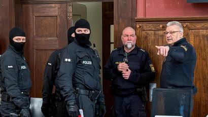 Archivbild: Stephan Huber
Polizeibeamte in Sturmhauben sicherten zum Prozessauftakt im Februar den Sitzungssaal im Landgericht Amberg. Ende Juni wird das Urteil gegen fünf Männer erwartet, die unter anderem mit über 20 Kilo Crystal gehandelt haben sollen.